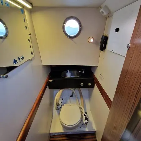 Primavera Sound Romantic Fisherboat Botel *
