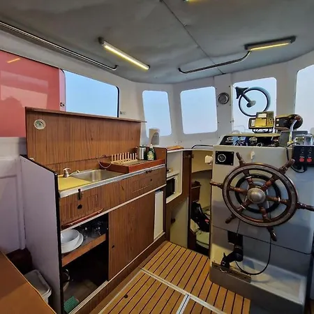 Ботель Primavera Sound Romantic Fisherboat *